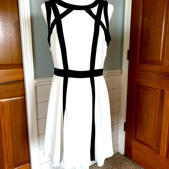 Stunning Banana Republic Black & White Color Blick Strappy Dress size 8 - Picture 3 of 8